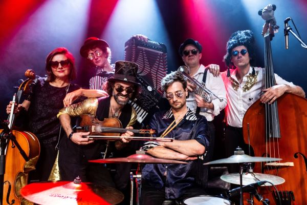 FEKETE SERETLEK: KONCERT